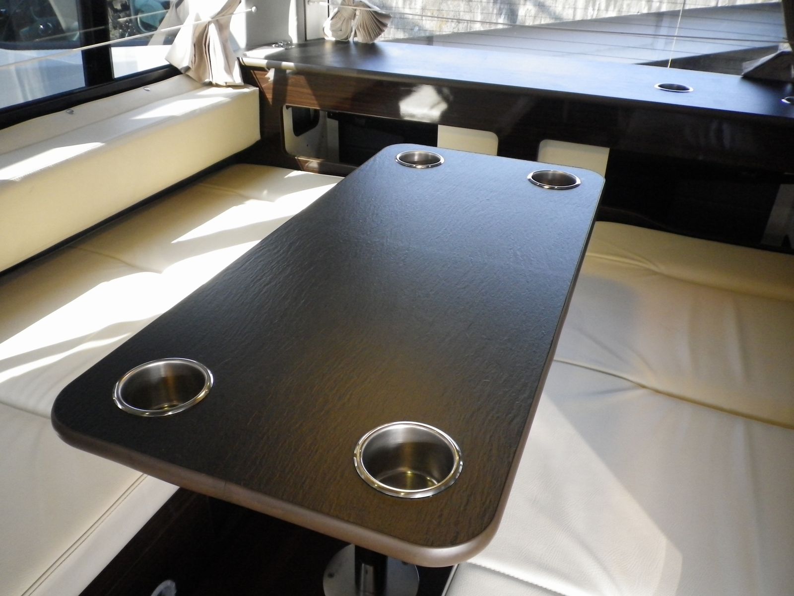 通常モデルより大きなテーブル　880×400（ｍｍ）